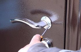 Замена дверной ручки металлической двери в Ярославле